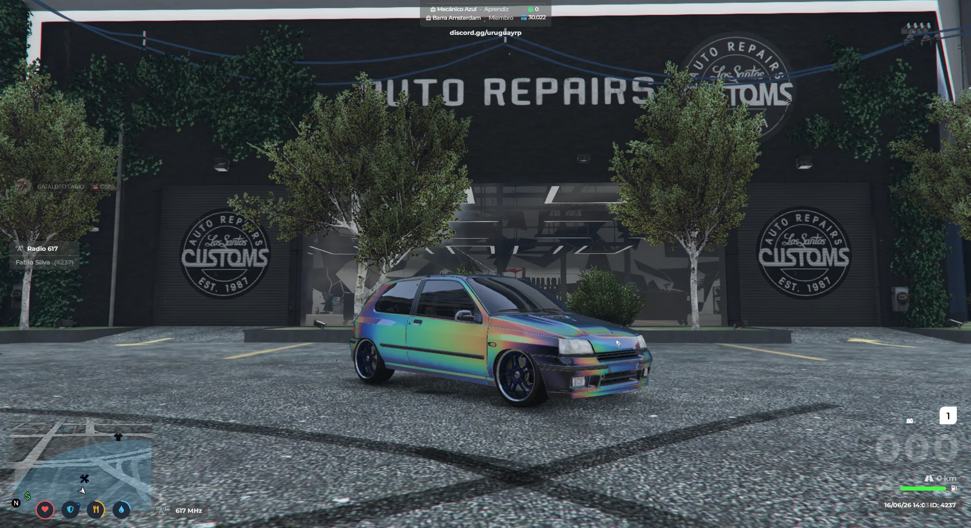 Renault Clio con pintura tornasolada estacionado frente al taller Los Santos Customs