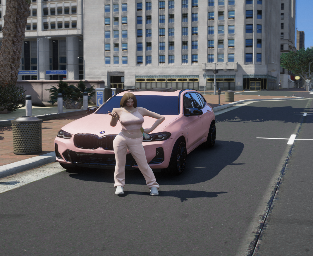 Personaje posando frente a una camioneta BMW rosa en una calle del centro
